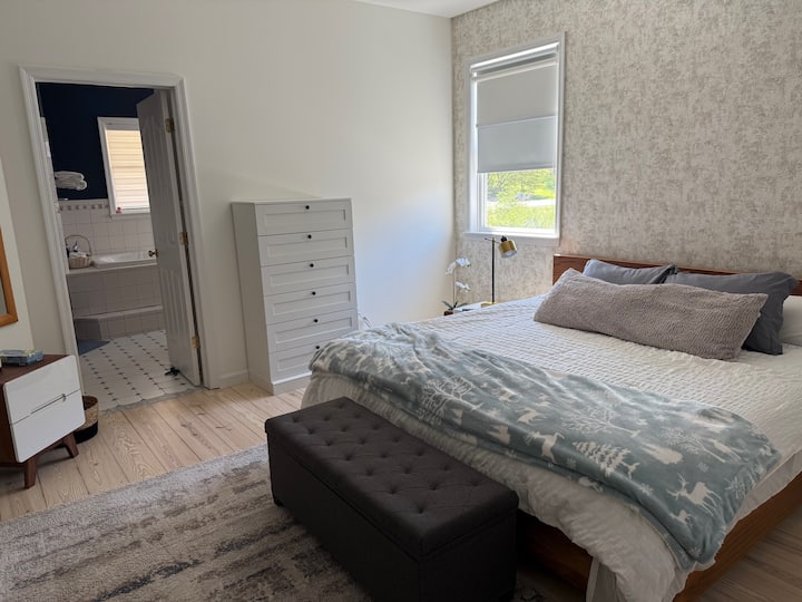 חדר השינה הראשי פונה לחדר הרחצה הראשי