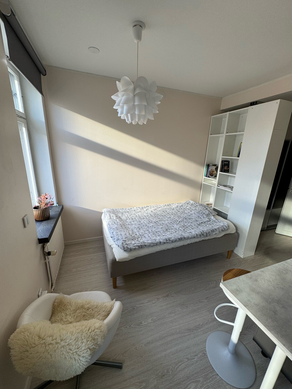 柔软的120厘米床、一些书籍（其中几本是英文）、一张桌子和一把椅子