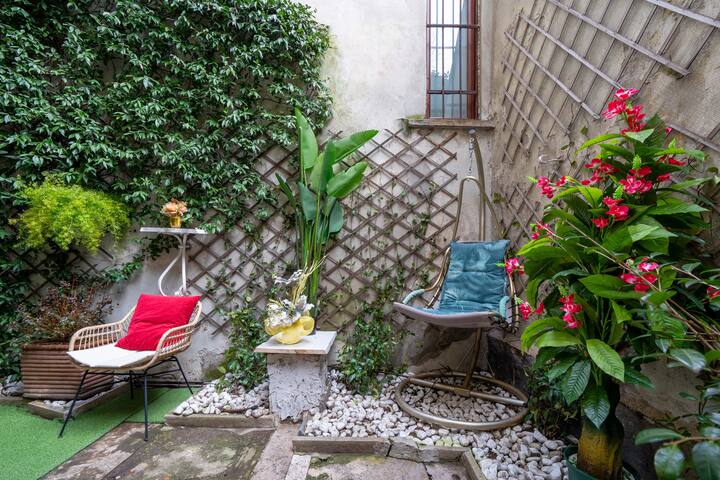 Loft in Cathedral Center- 3 rooms -private garden gallery image 5