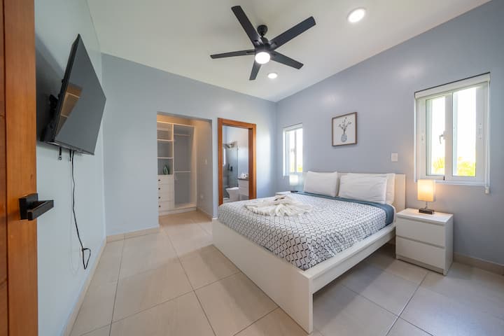 Glavna spavaća soba s kupaonicom i dovoljno prostora za odlaganje.