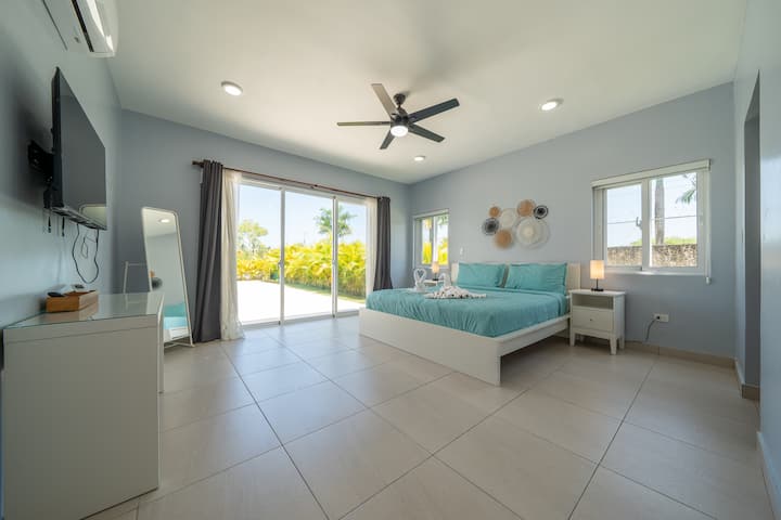 Prostor: prostrana spavaća soba s dvostrukim pogledom izvana i izravnim izlazom na prostor za kupanje.
