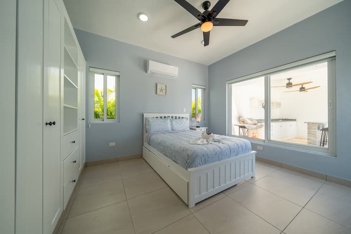 Svijetla i dobro prozračena soba s bračnim krevetom i pogledom na vrt.