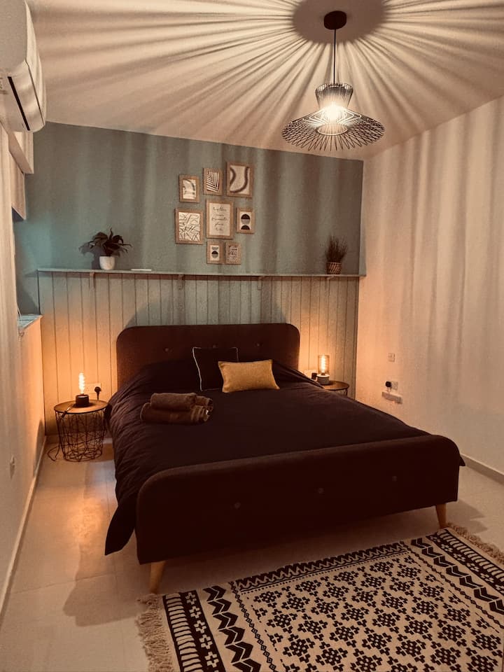 每间卧室为每位房客提供2条毛巾。 所有房间还配备了空调、衣柜和额外的橱柜空间以及镜子。