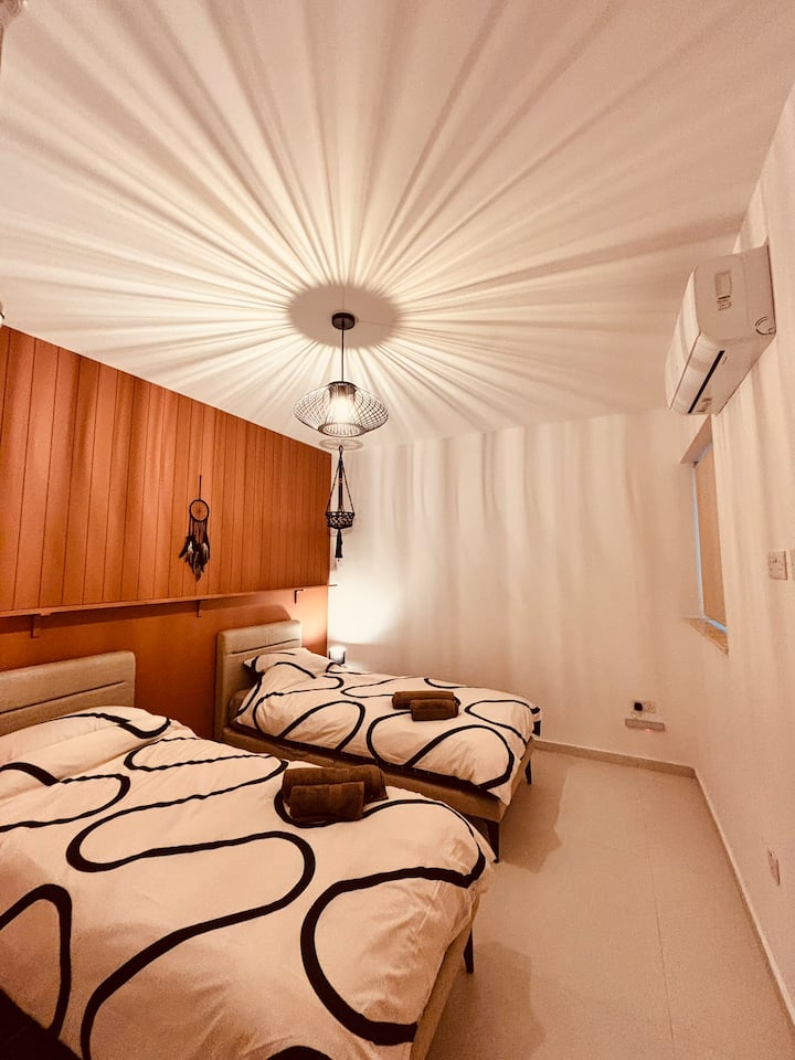 每间卧室为每位房客提供2条毛巾。 所有房间还配备了空调、衣柜和额外的橱柜空间以及镜子。