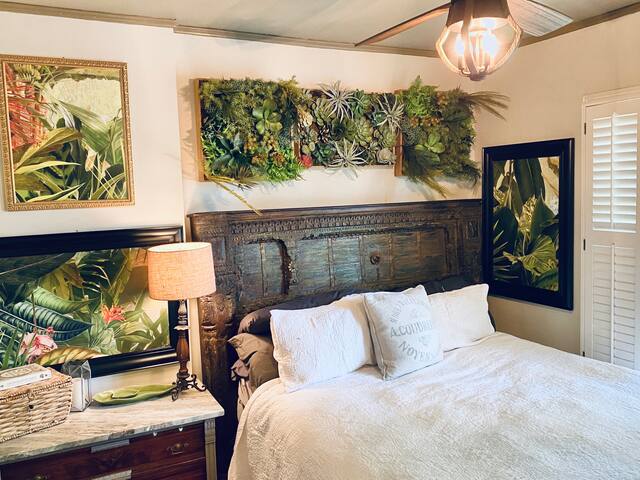 Neighborhood Feel – Steps Away From City gallery image 5