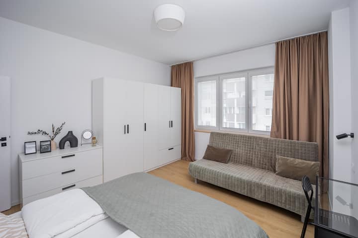 מיטה זוגית וספה נוספת (2 יכולים לישון) 