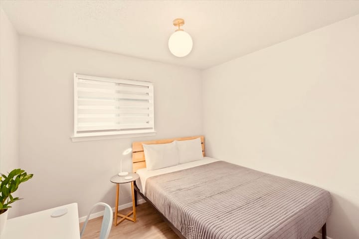 تحتوي غرفة النوم هذه على سرير بحجم كوين ومكتب عمل وكرسي وخزانة ملابس مفتوحة وخزانة ملابس (غير مصورة). يحصل على الكثير من الضوء الطبيعي. تحتوي النافذة على ستائر للخصوصية.