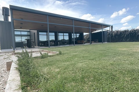 Premium House ~ Grill ~ Pool ~ Gym ~ Courts