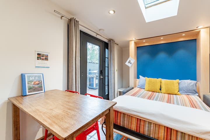 เตียงพับที่สนุกสนานของเราพับลงเหนือโซฟาได้อย่างง่ายดายเพื่อสร้างเตียงควีนไซส์ที่อบอุ่นสำหรับคืนนี้ พับมันขึ้นสำหรับวันนี้!