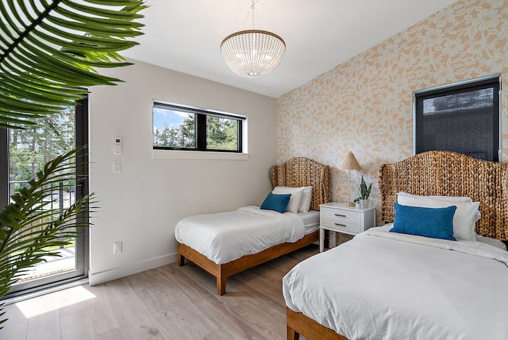 Druhá spálňa s dvoma samostatnými lôžkami, vlastnou kúpeľňou a prístupom na balkón. Obe okná, ako aj dvere majú žalúzie.