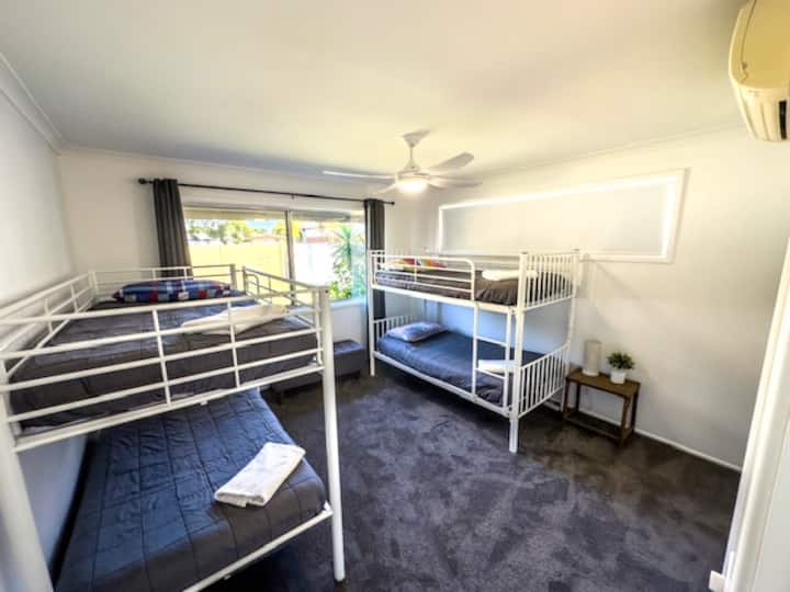 ห้องนอนที่สาม - เตียงคู่ 2 หลัง/เตียงเดี่ยว 4 หลังเครื่องปรับอากาศและเสื้อคลุมในตัว