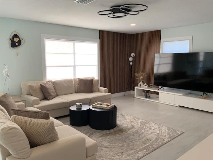Modern Coastal Quiet & Comfy - Anna Maria Island, FL