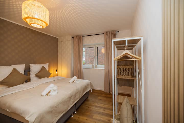 Chumba cha 2 cha kulala. Mwonekano wa kabati lililo wazi na kitanda kikubwa cha watu wawili.