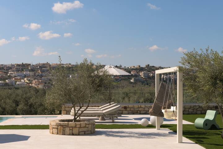 Idunu Villa, with Heated Pool & Serene Seclusion gallery image 5