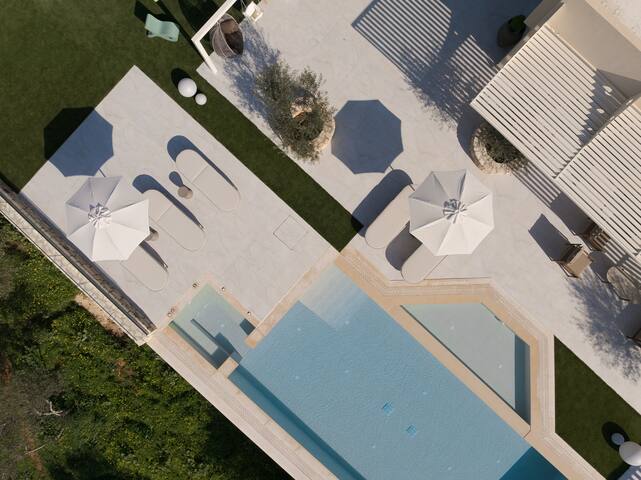 Idunu Villa, with Heated Pool & Serene Seclusion gallery image 2