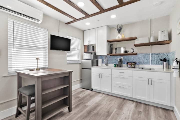 Relaxing Days Steps To The Beach! Sala Suite 1! - Gulfport, FL