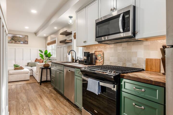 Creekside Cottage- HotTub, FirePit & Winery Nearby gallery image 4