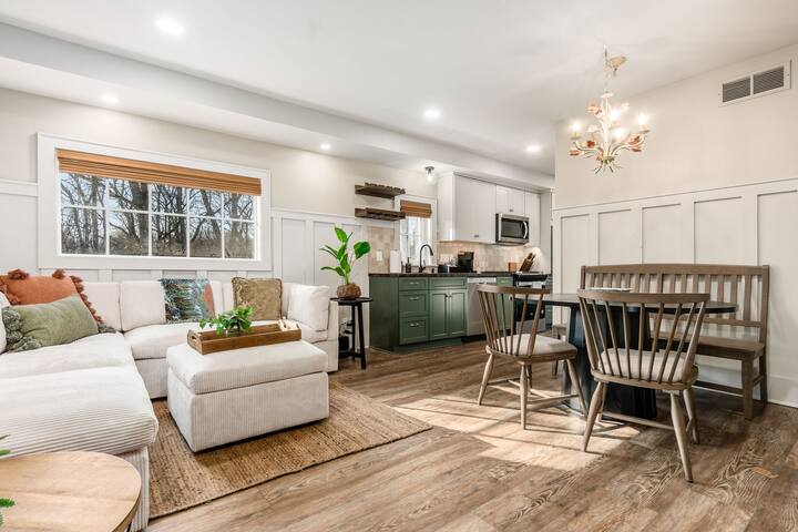 Creekside Cottage- HotTub, FirePit & Winery Nearby gallery image 2