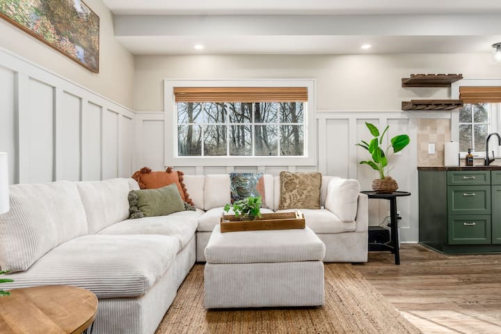 Creekside Cottage- HotTub, FirePit & Winery Nearby