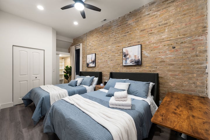 Dva odvojena kreveta u nježnim plavim tonovima za miran odmor