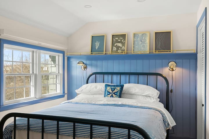 Уживајте во удобен и проѕирен простор со мека постелнина и прекрасна природна светлина.