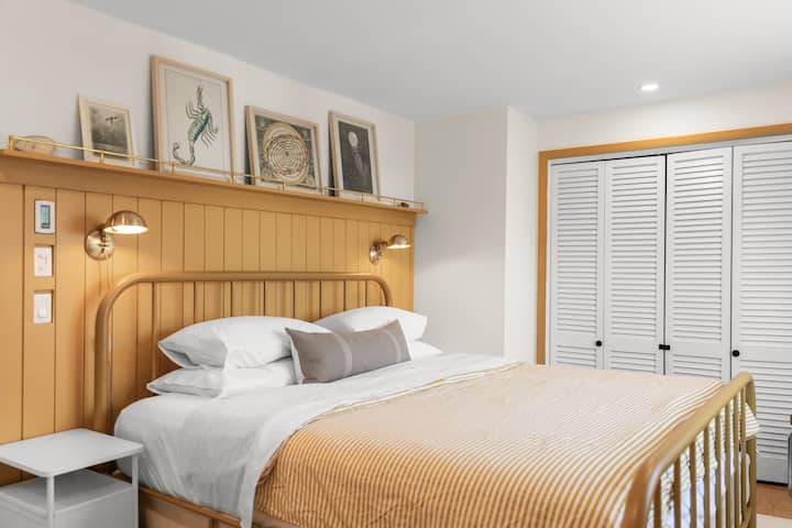 Одморете се во удобна, добро опремена спална соба со премиум постелнина и прекрасен декор.