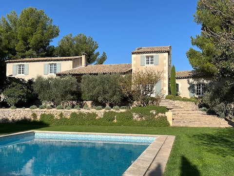 Charming villa with big mosaïque swimming-pool