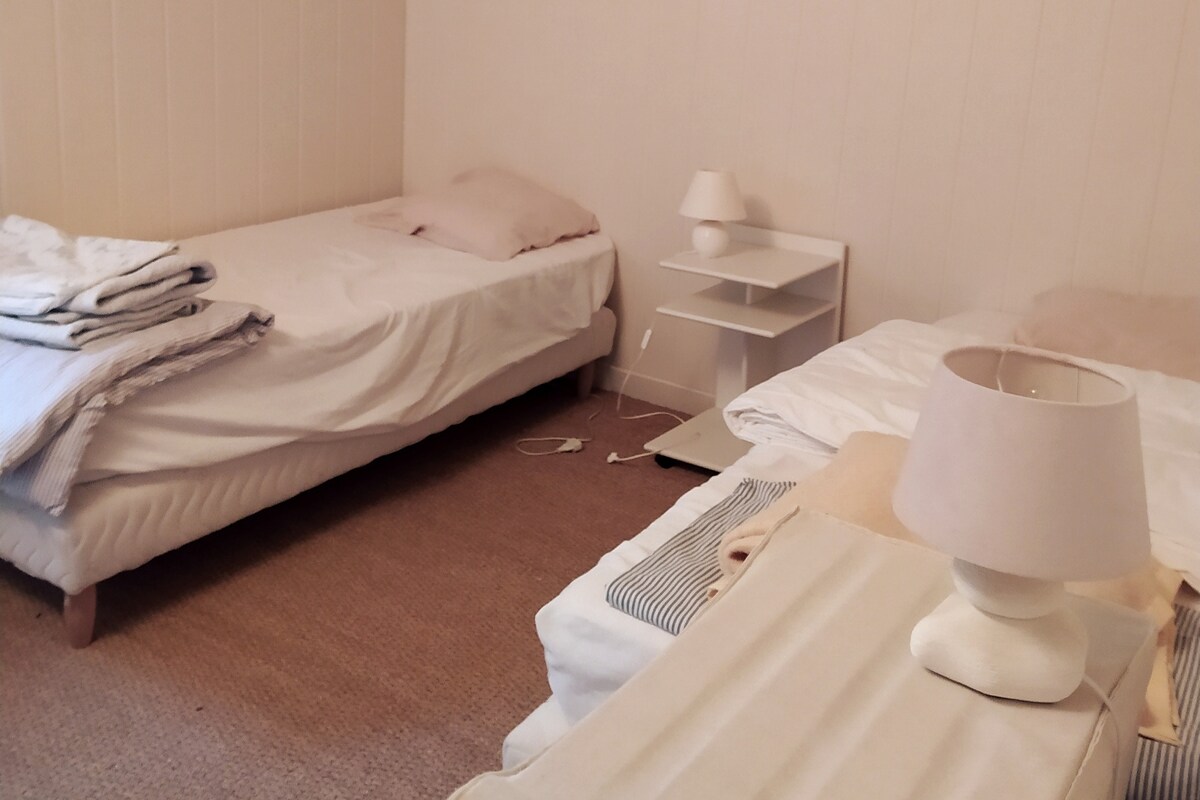 חדר שינה 2: שתי מיטות יחיד