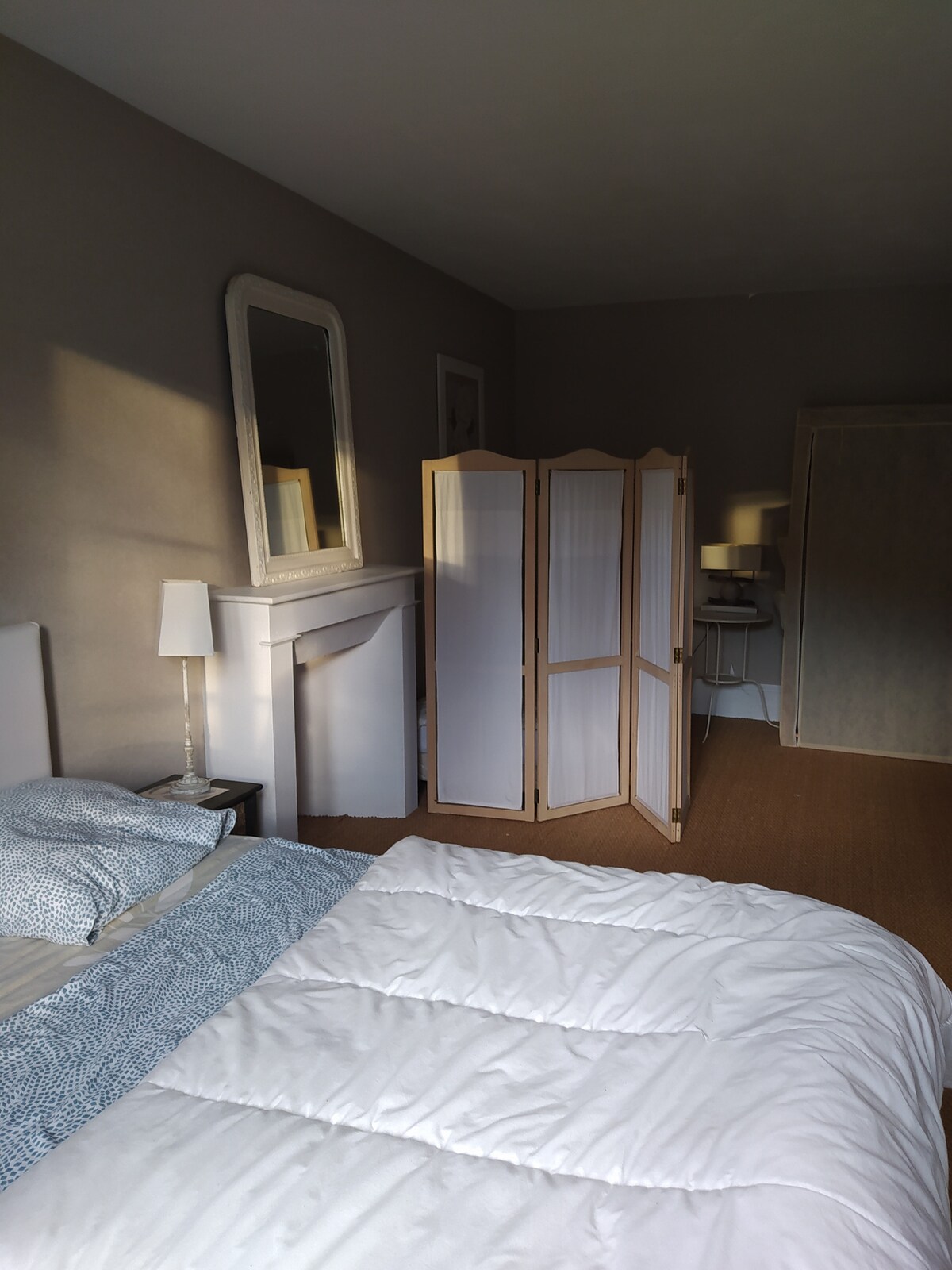 חדר שינה 1: 140 מיטה זוגית; מיטת יחיד; עריסה ושולחן