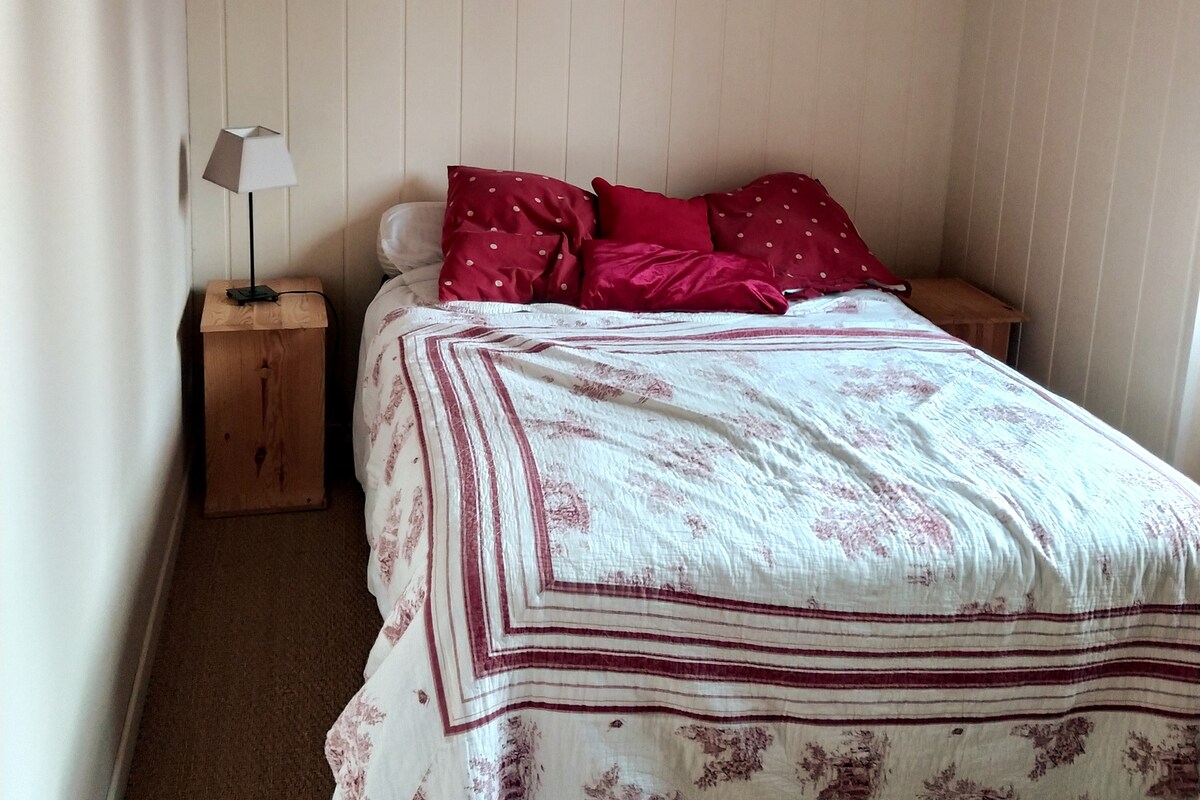 חדר שינה 3: מיטה זוגית ושולחן כתיבה