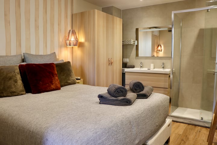 อพาร์ทเมนท์มีห้องนอนพร้อมเตียงขนาด 160x200 ซม. ห้องอาบน้ำในตัวรวมถึงตู้เก็บของและทีวี