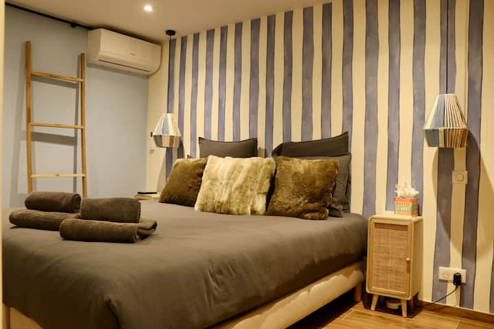 ชั้นล่างเป็นห้องนอนที่มีเตียงขนาด 160x200 ซม. รวมถึงตู้เก็บของและทีวี