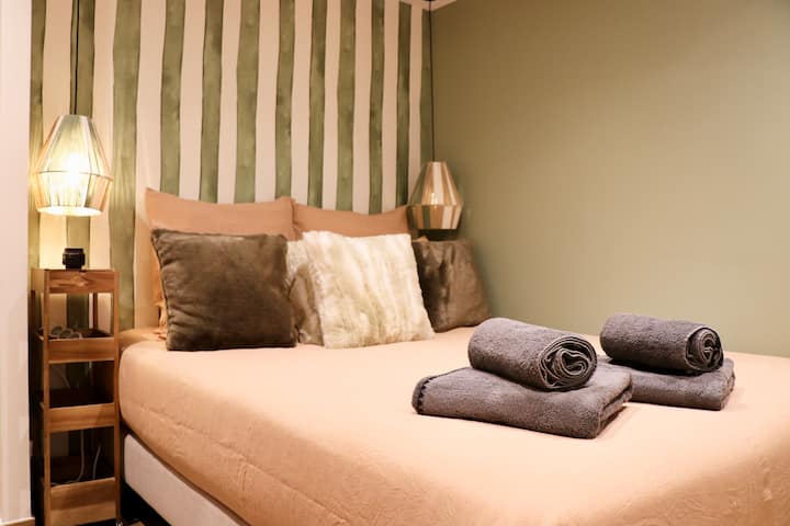 ห้องนอนนี้มีเตียงขนาด 160x200 ซม. และตู้เก็บของอยู่ชั้นล่างของอพาร์ทเมนท์