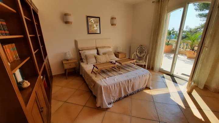 Спална соба со кревет за две лица во 140 см.
Полица за книги.
Пристап до терасата и поглед на природата. 