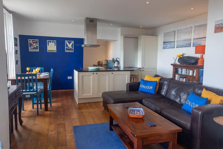 Beachfront Ultramarine Boho Getaway - Brighton Marina