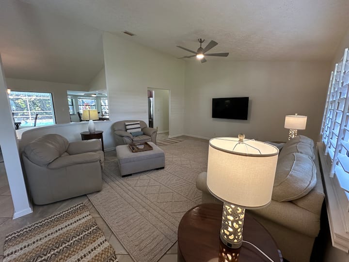 3br/2ba Spacious Comfort | Screened Pool & Patio! - Jensen Beach, FL