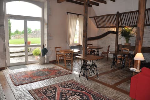 Domaine du Château la Rhue large pool area