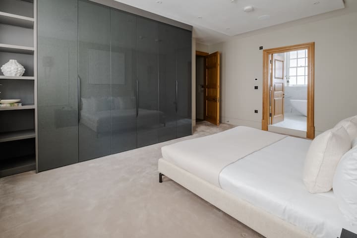 Spectacular single level 4BR 3BA Mayfair flat gallery image 2