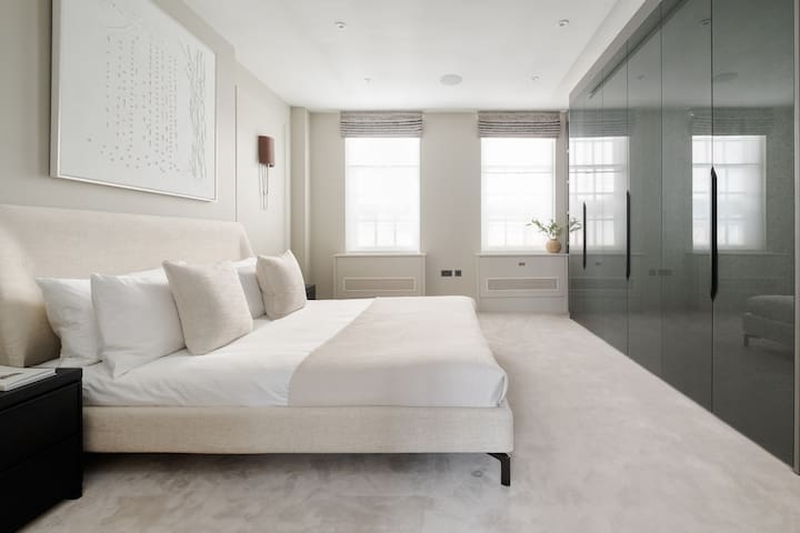 Spectacular single level 4BR 3BA Mayfair flat