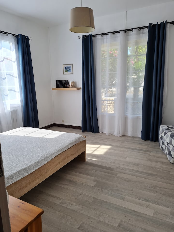 Hlavná spálňa s manželskou posteľou a posteľou BZ pre 1 osobu (zložená)