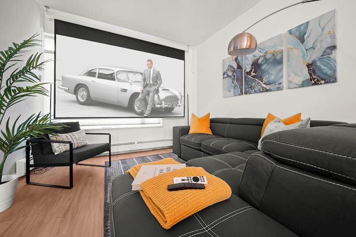 Rooftop Patio l Spacious 3 Bed/2.5 Bath Townhome