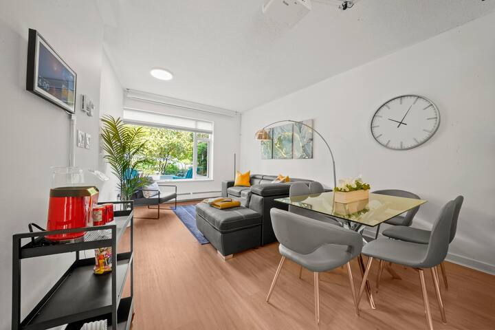 Rooftop Patio l Spacious 3 Bed/2.5 Bath Townhome gallery image 5