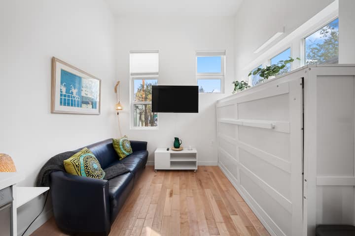 Charming Studio In The Heart Of Culver City - Culver City, CA