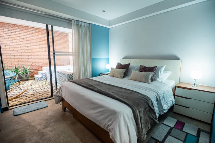 Queen bed for your rest, with direct exit to the patio. @hostygroup