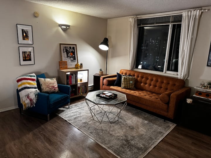 Stay In The Heart Of Calgary | 17th Avenue - Calgary