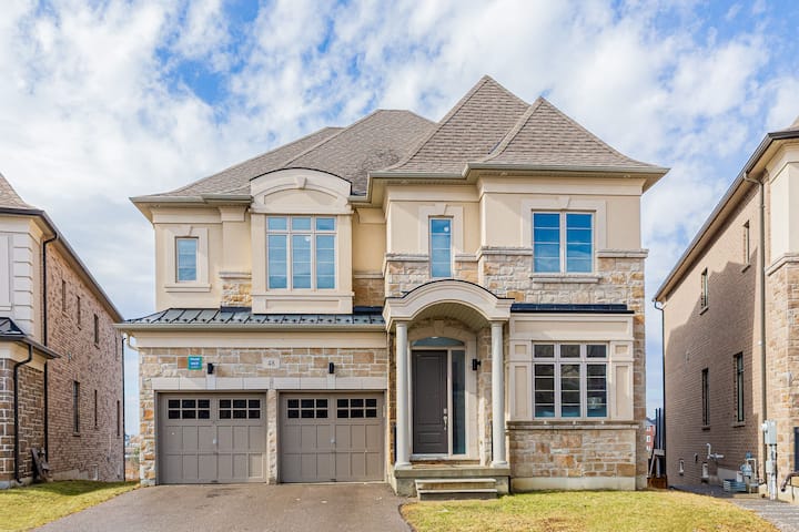 Luxury house 6 beds 4.5 Baths, 14 Pers in Aurora