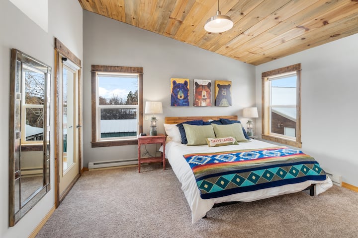 להירגע במיטת הקינג סייז המפוארת עם תקרות קמורות והרבה אור טבעי.