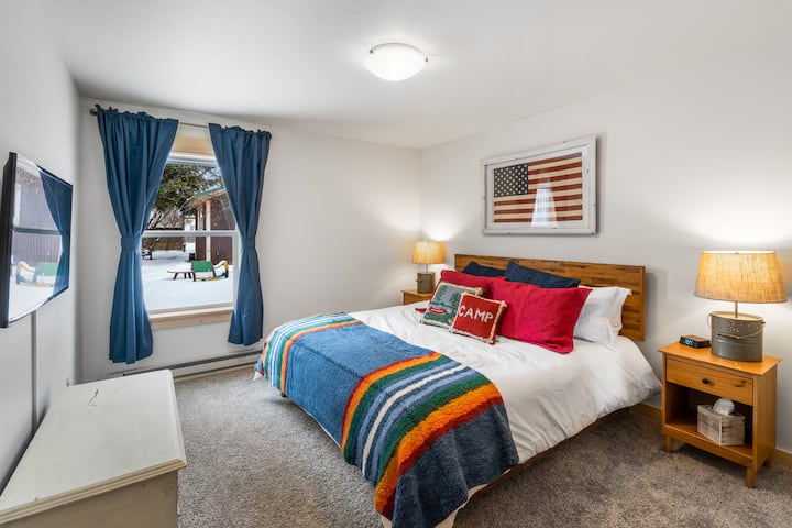 תוכלו לצפות בתוכניות המועדפות עליכם מהנוחות של מיטת הקינג סייז בטלוויזיה החכמה.