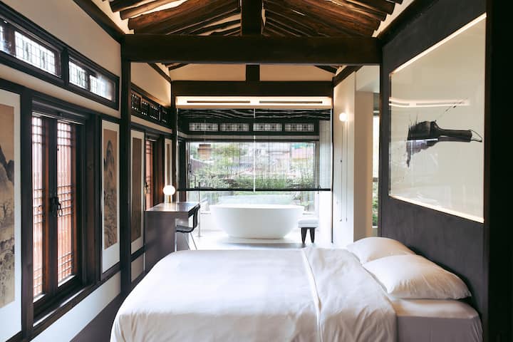 主臥室景觀。
我們有1張LK尺寸的牀可供使用。
牀後的牆上有水槽、淋浴間和馬桶。
如圖所示，有一個可欣賞花園景觀的浴缸。 
在花園上方，您還可以看到南山塔（ Namsan Tower ） ，這是首爾的象徵。 
您可以享受半身體浴室，欣賞南山塔的美景。