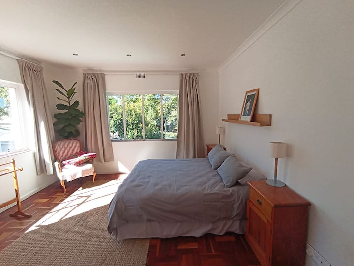 1号卧室，可欣赏山景